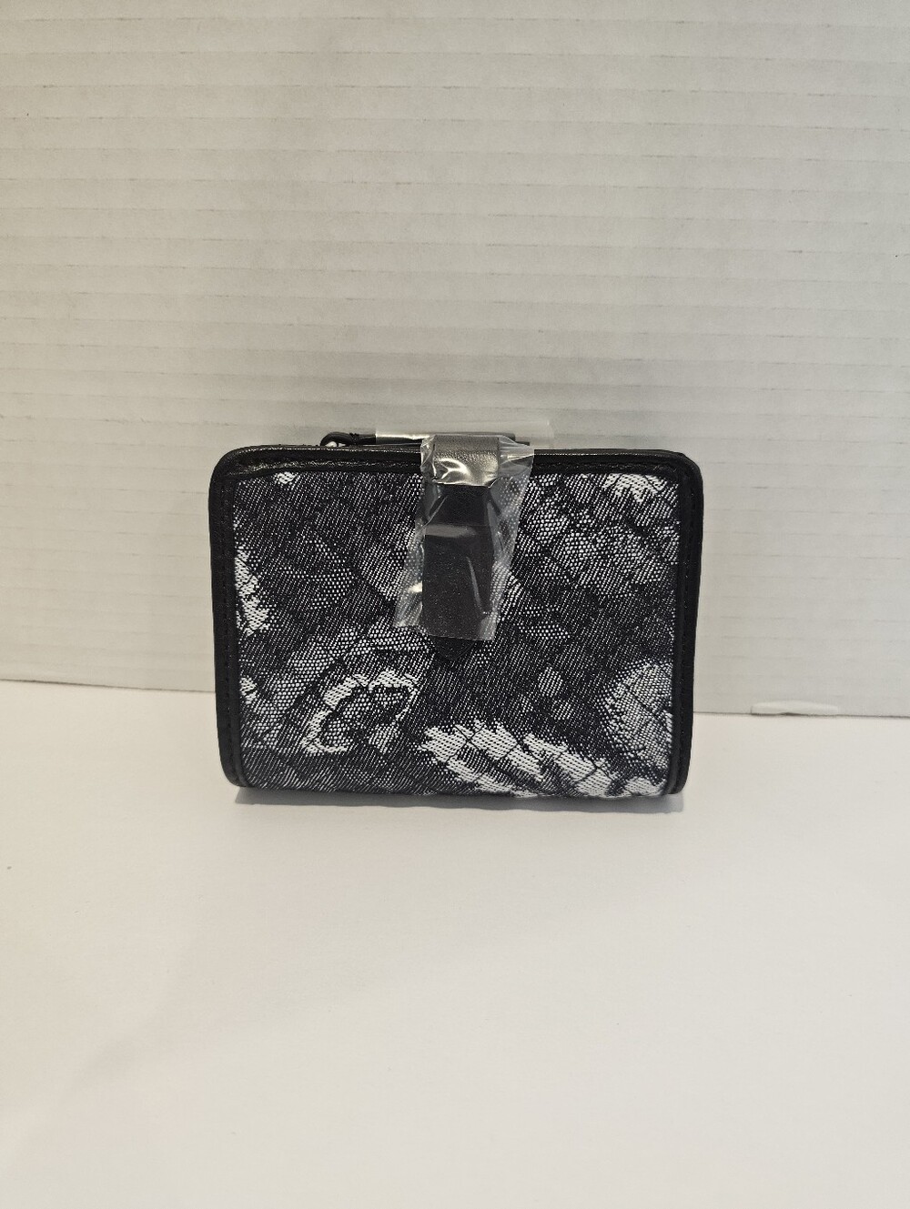 Vera Bradley Carryall RFID Small Wallet Maplewood Navy Leather Flowers Classic
